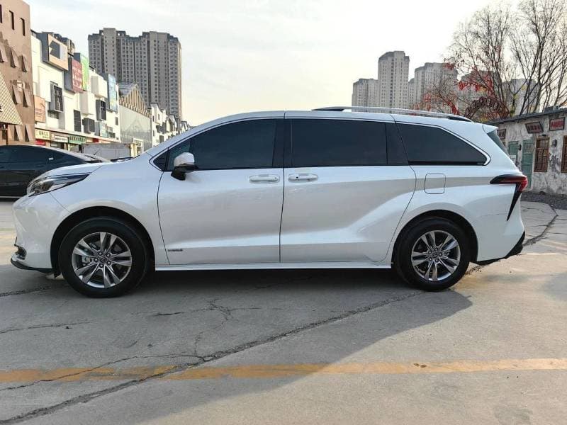 2023 Toyota Sienna XLE thumbnail 3