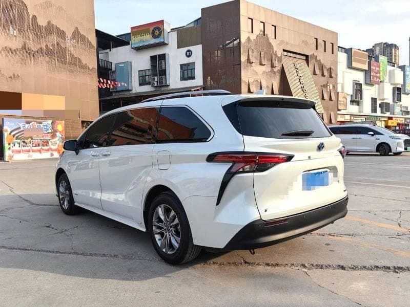 2023 Toyota Sienna XLE thumbnail 4