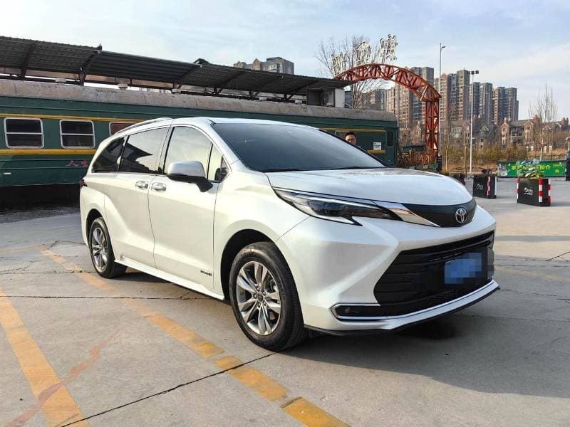 2023 Toyota Sienna XLE thumbnail 7