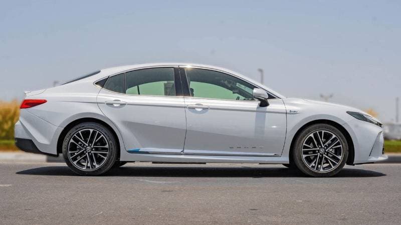 2026 Toyota Camry GLE HEV thumbnail 3