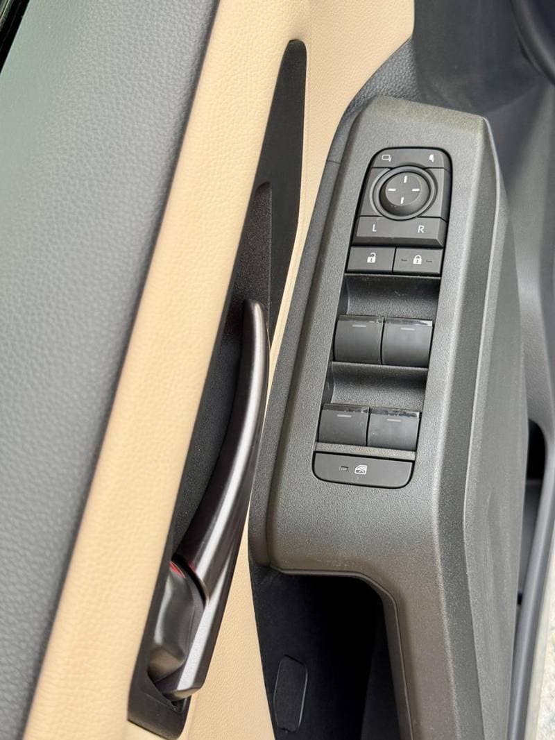 2026 Toyota RAV4 XLE thumbnail 8