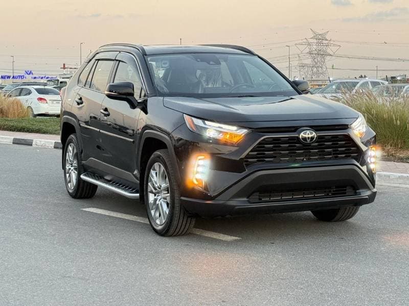 2024 Toyota RAV4 XLE thumbnail 3