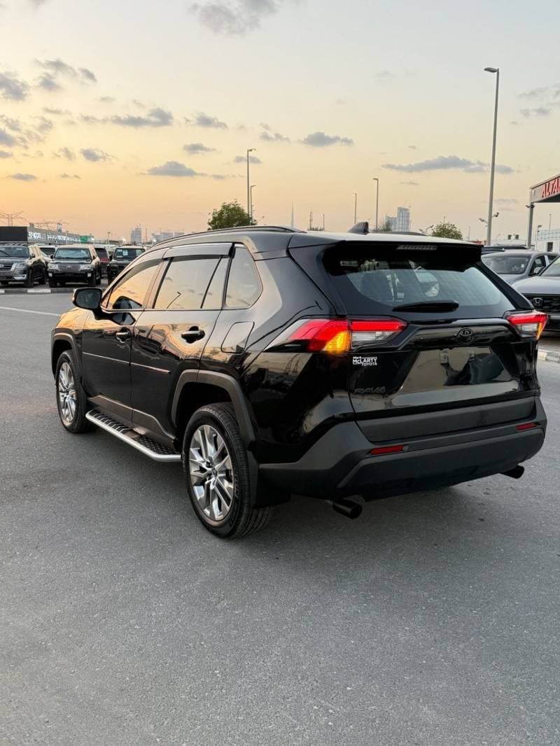 2024 Toyota RAV4 XLE thumbnail 4