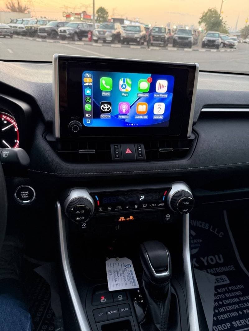 2024 Toyota RAV4 XLE thumbnail 6