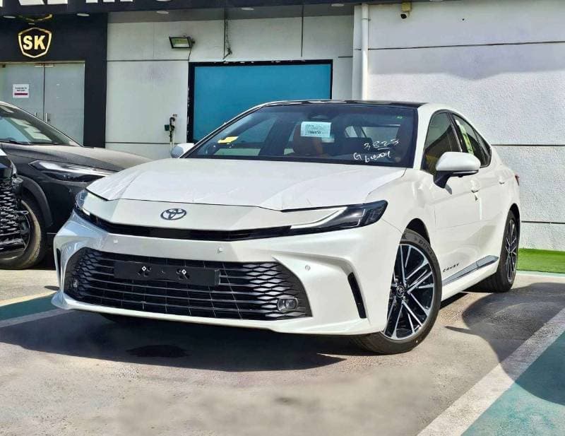 2026 Toyota Camry LIMITED HEV thumbnail 2