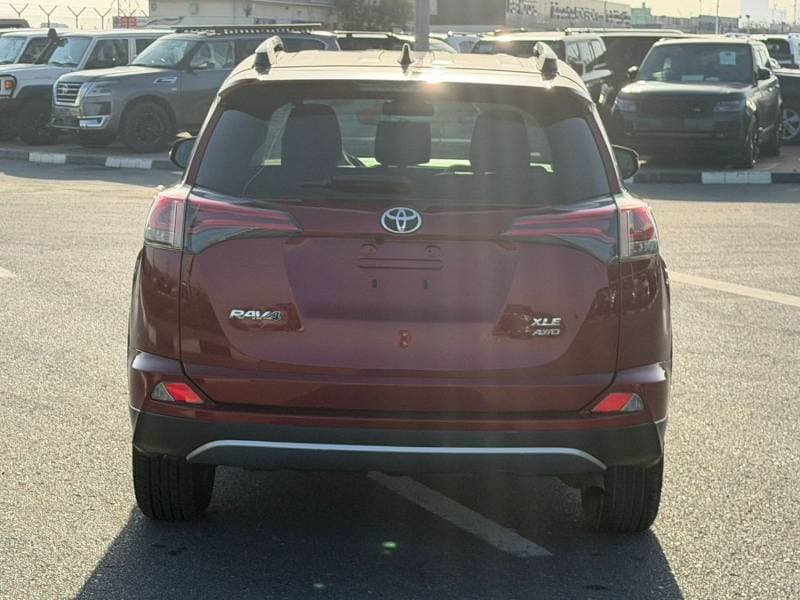 2018 Toyota RAV4 XLE thumbnail 6
