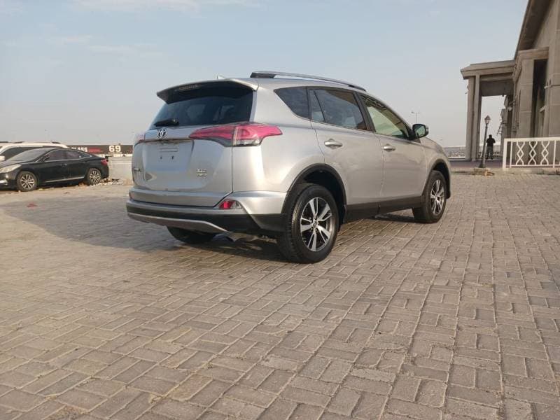 2018 Toyota RAV4 XLE thumbnail 2
