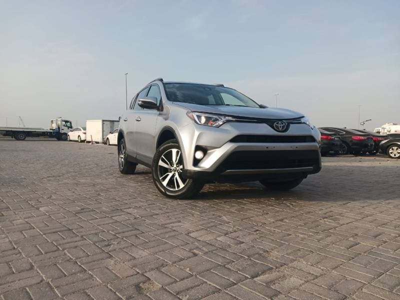 2018 Toyota RAV4 XLE thumbnail 3