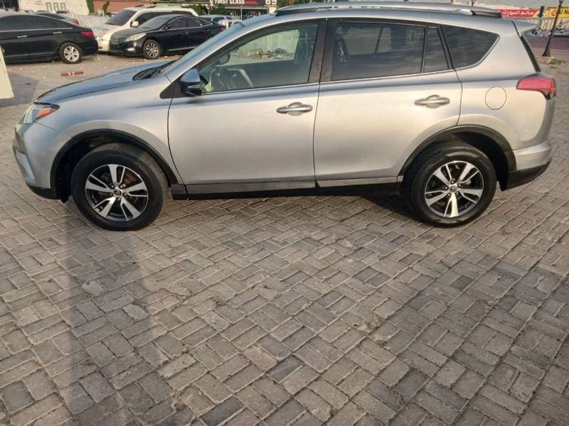 2018 Toyota RAV4 XLE thumbnail 6