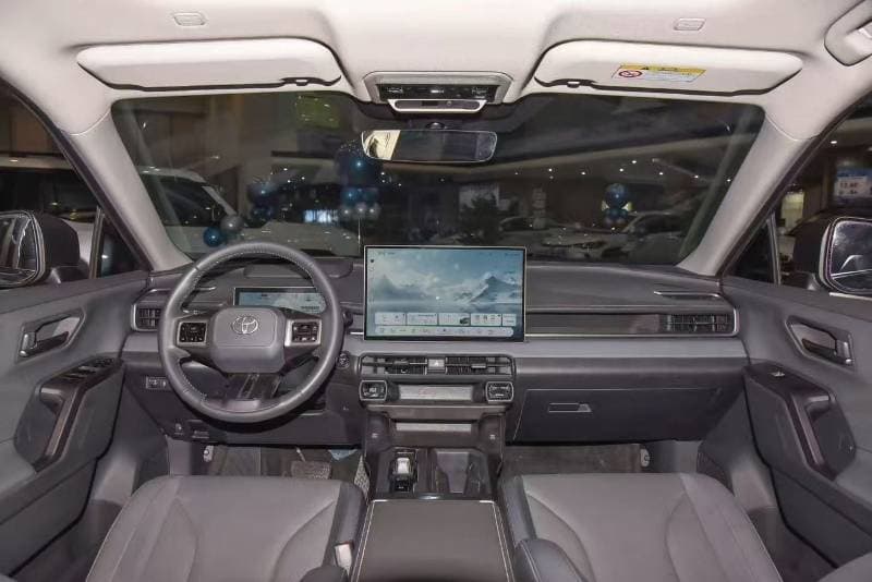 2026 Toyota RAV4 XLE thumbnail 4
