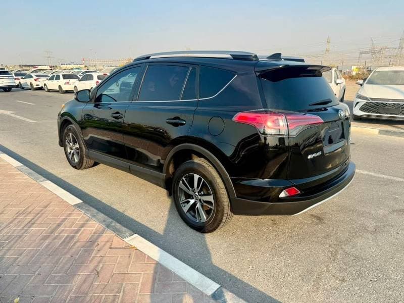 2018 Toyota RAV4 XLE thumbnail 4