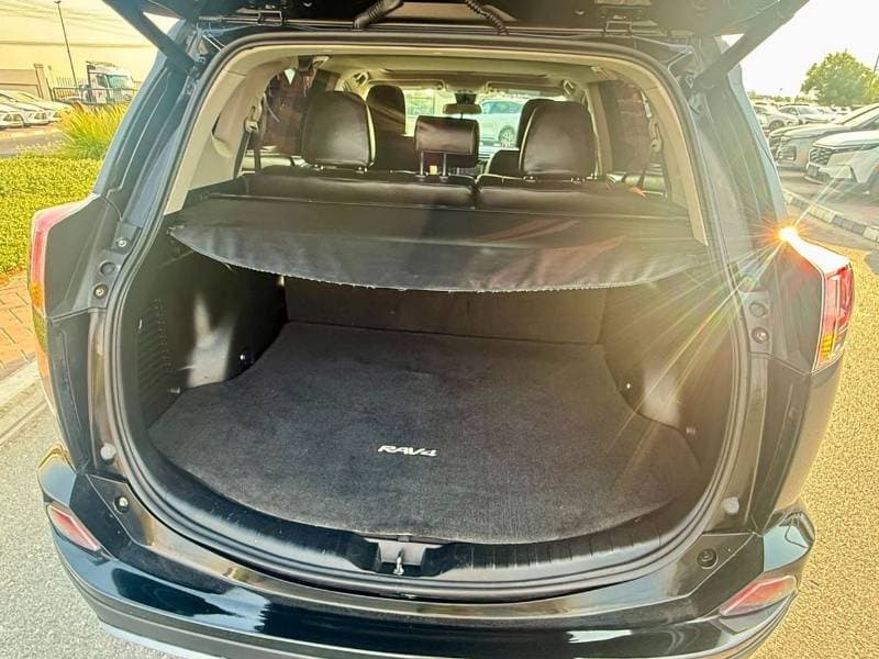 2018 Toyota RAV4 XLE thumbnail 8