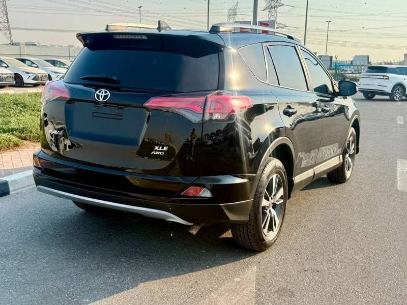 2018 Toyota RAV4 XLE thumbnail 3