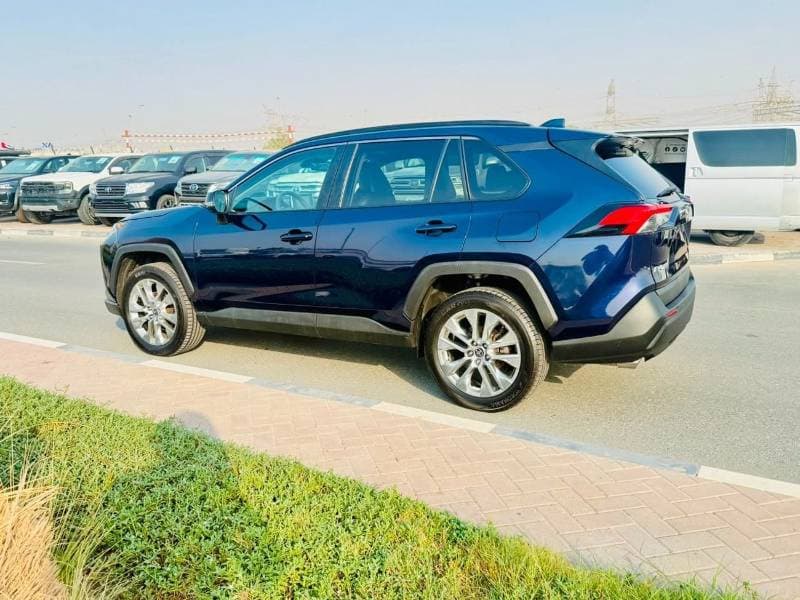 2021 Toyota RAV4 XLE thumbnail 5