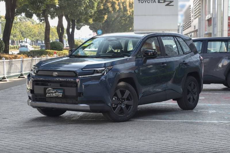 2026 Toyota RAV4 2.0L Luxury thumbnail 2