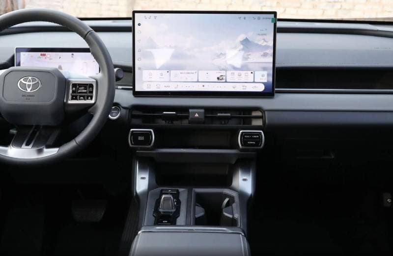 2026 Toyota RAV4 2.5L Luxury thumbnail 4