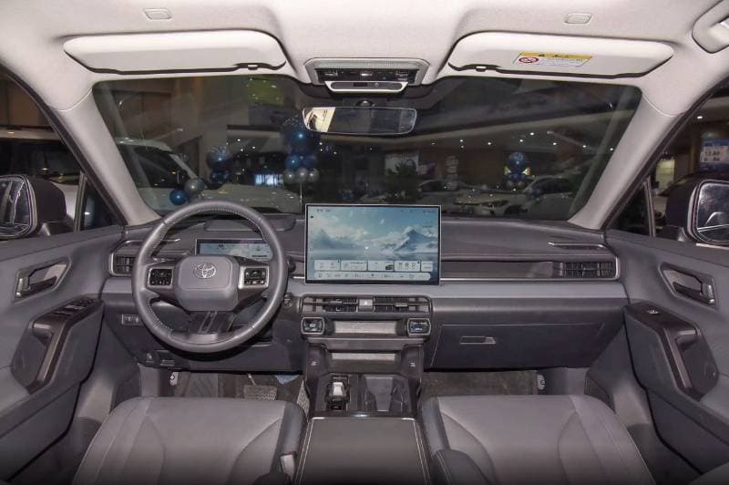 2026 Toyota RAV4 Flagship 2.5 AWD thumbnail 7