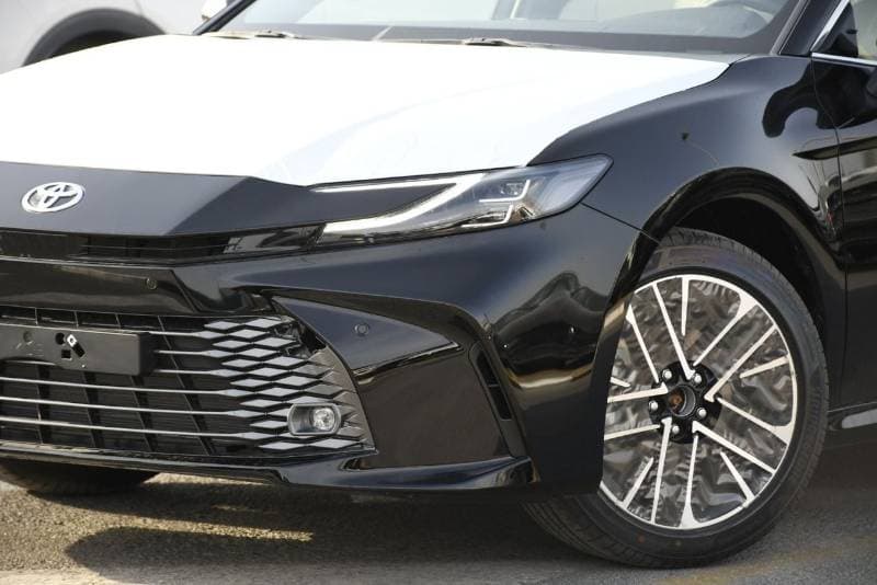2026 Toyota Camry GLE thumbnail 2