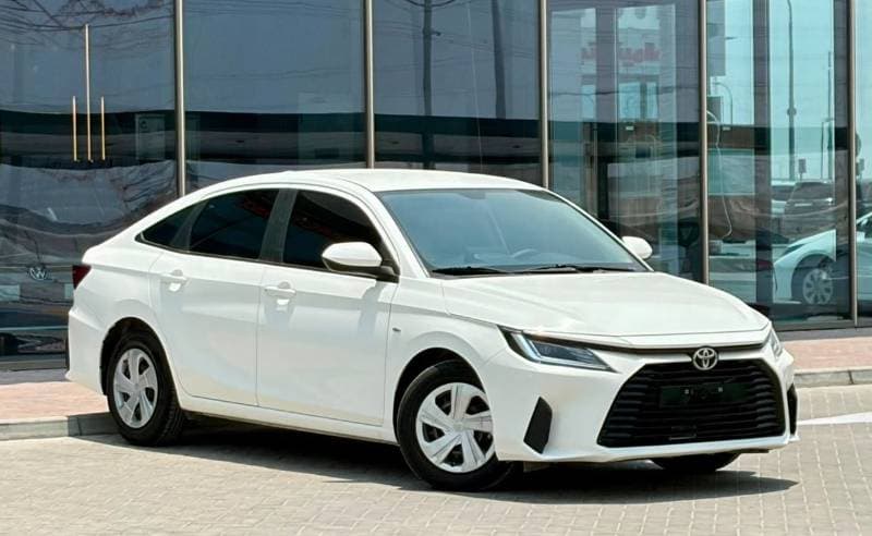2023 Toyota Yaris E thumbnail 2