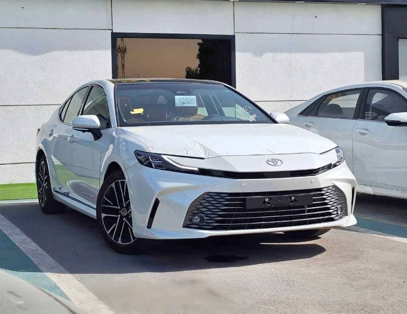 2026 Toyota Camry GLE HEV thumbnail 3