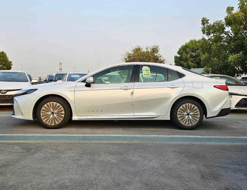 2025 Toyota Camry GLE thumbnail 3