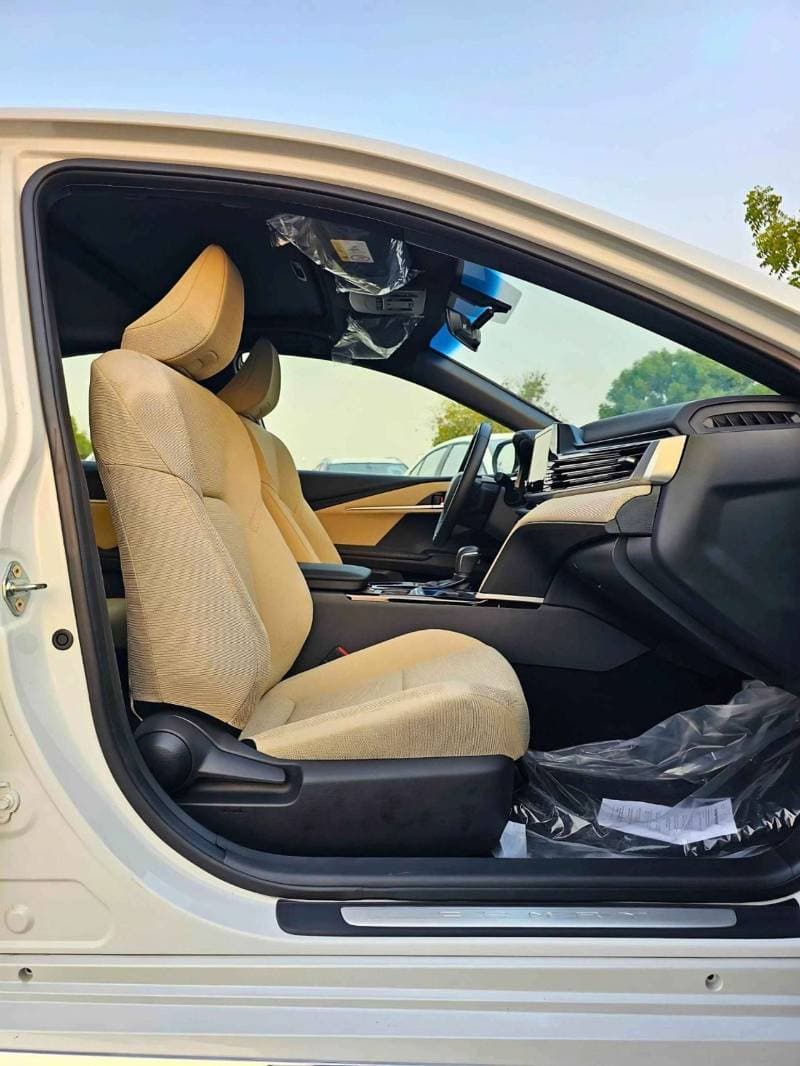 2025 Toyota Camry GLE thumbnail 7