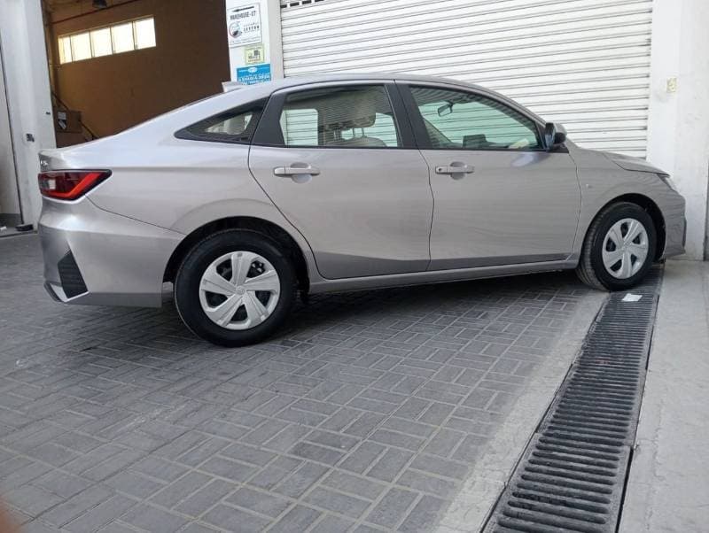 2023 Toyota Yaris E thumbnail 6