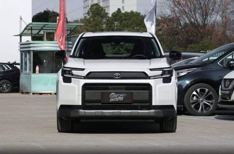 2026 Toyota RAV4 Luxury 2.0L thumbnail 2