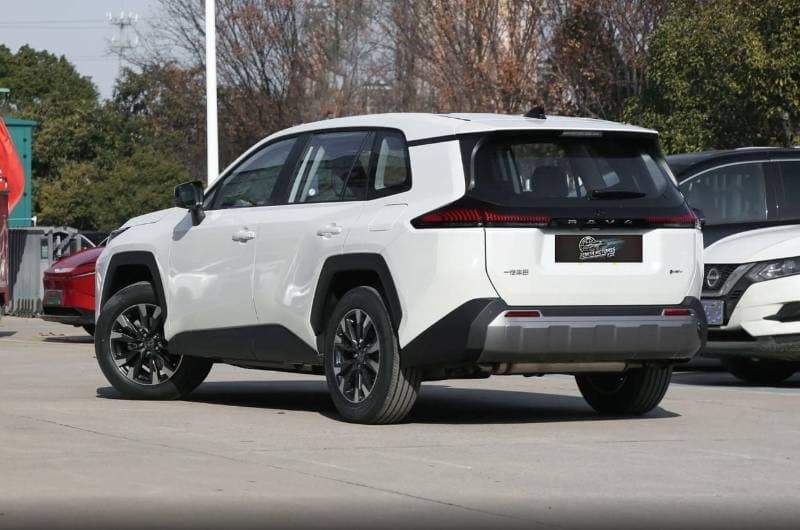 2026 Toyota RAV4 Luxury 2.0L thumbnail 4