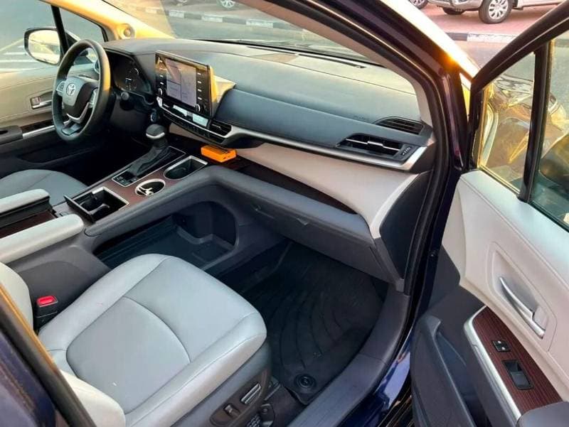 2021 Toyota Sienna thumbnail 6