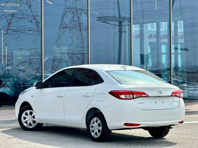 2021 Toyota Yaris E thumbnail 4