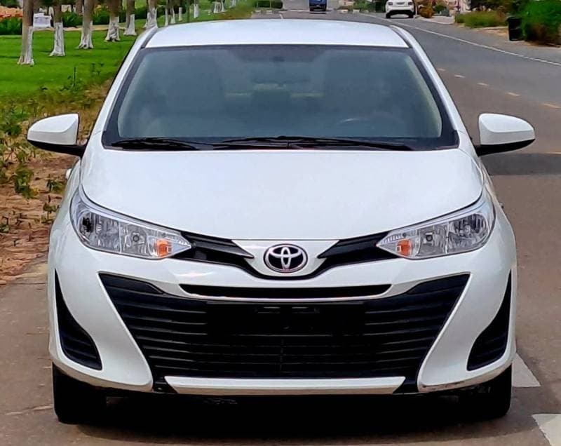 2020 Toyota Yaris SE thumbnail 3