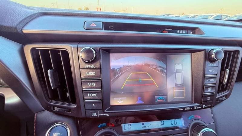 2018 Toyota RAV4 XLE thumbnail 3
