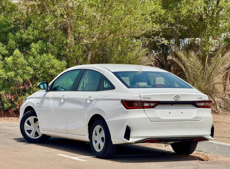 2023 Toyota Yaris E thumbnail 3