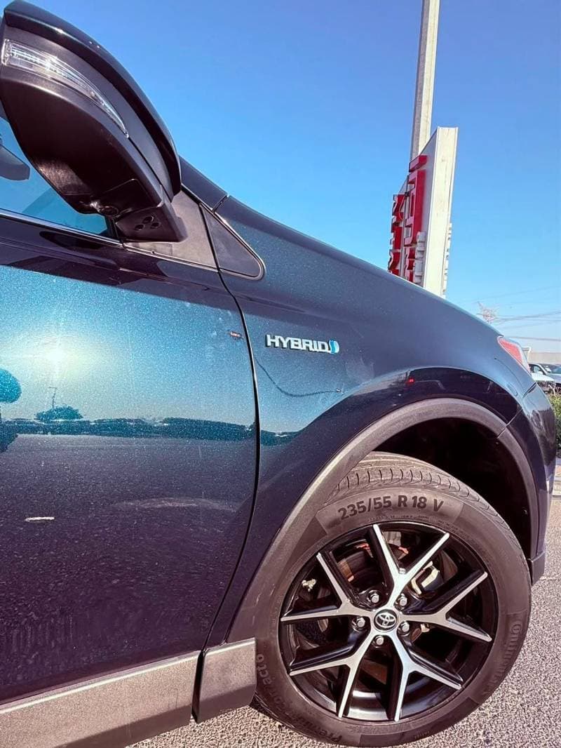 2018 Toyota RAV4 XLE thumbnail 8