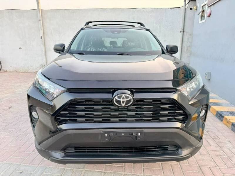 2020 Toyota RAV4 LE thumbnail 2