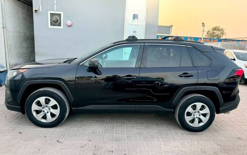 2020 Toyota RAV4 LE thumbnail 4