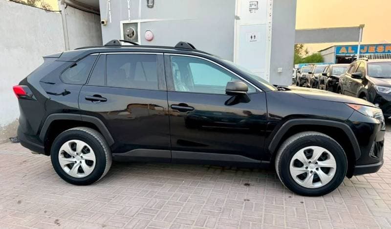 2020 Toyota RAV4 LE thumbnail 5