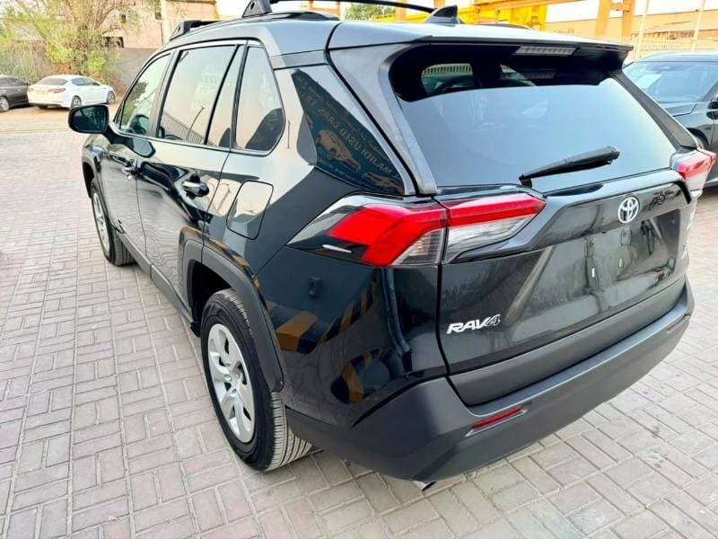 2020 Toyota RAV4 LE thumbnail 6