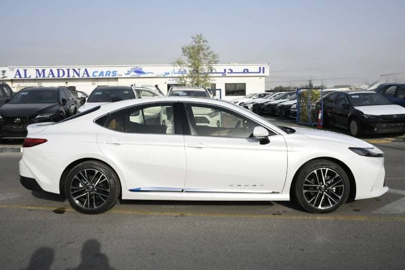 2026 Toyota Camry LUMIERE HEV thumbnail 3