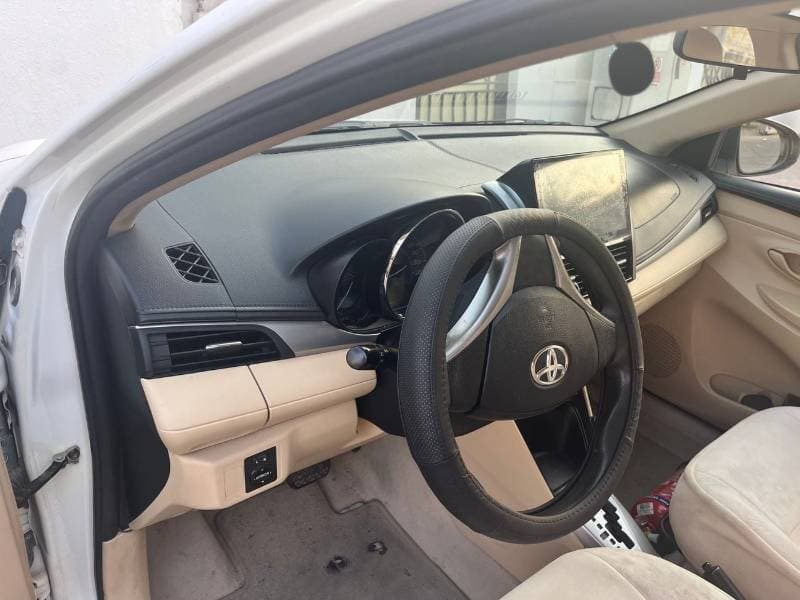 2016 Toyota Yaris SE thumbnail 3