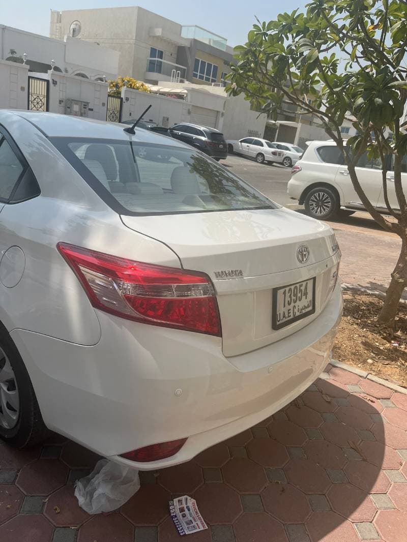 2016 Toyota Yaris SE thumbnail 4