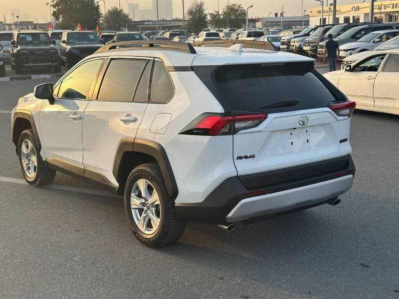2024 Toyota RAV4 thumbnail 4