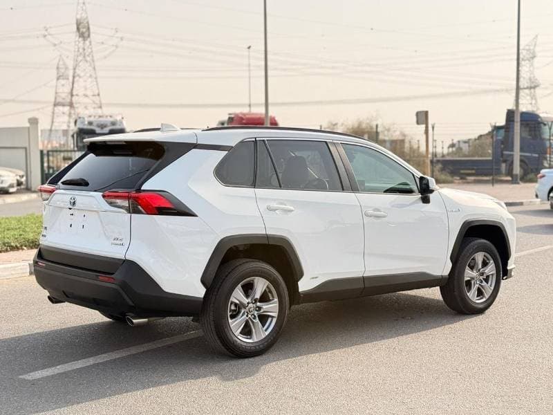 2022 Toyota RAV4 XLE HEV thumbnail 3