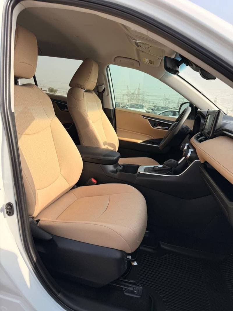 2022 Toyota RAV4 XLE HEV thumbnail 6