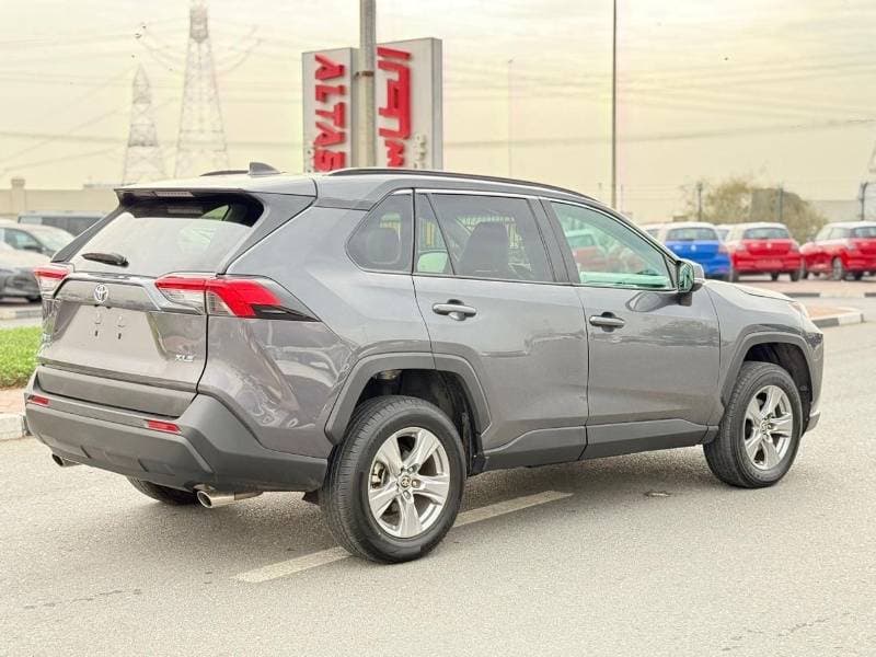2024 Toyota RAV4 XLE thumbnail 3