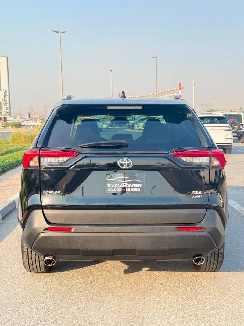 2023 Toyota RAV4 XLE thumbnail 3