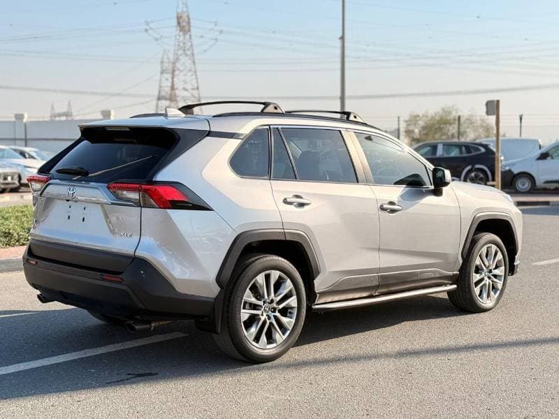 2022 Toyota RAV4 XLE thumbnail 3