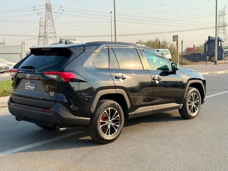 2023 Toyota RAV4 XLE thumbnail 4
