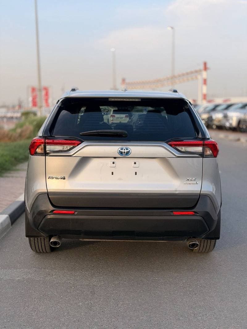 2022 Toyota RAV4 XLE HEV thumbnail 4